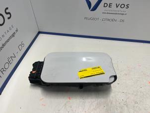 Używane Pokrywa wlewu paliwa Peugeot Partner (EF/EU) 1.5 BlueHDi 100 Cena € 60,00 Procedura marży oferowane przez De Vos Autodemontagebedrijf