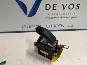 Używane Dzwignia zmiany biegów Peugeot 508 SW (F4/FC/FJ/FR) 1.6 16V Hybrid 225 Cena € 200,00 Procedura marży oferowane przez De Vos Autodemontagebedrijf