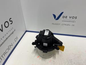 Usados Motor de ventilador de calefactor Peugeot Partner (EF/EU) 1.5 BlueHDi 100 Precio € 160,00 Norma de margen ofrecido por De Vos Autodemontagebedrijf