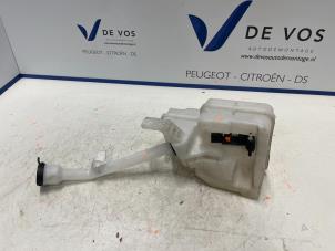 Usagé Réservoir lave-glace avant Opel Crossland/Crossland X Prix € 35,00 Règlement à la marge proposé par De Vos Autodemontagebedrijf
