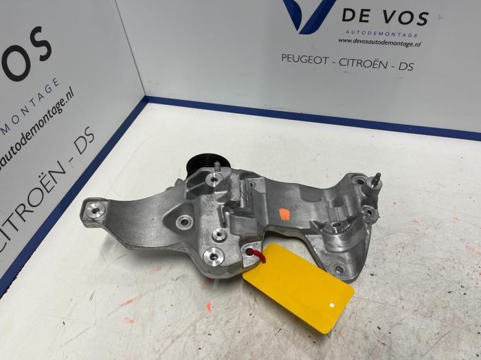 Usagé Support dynamo bas Peugeot 408 1.6 16V HYbrid 225 Prix € 55,00 Règlement à la marge proposé par De Vos Onderdelen