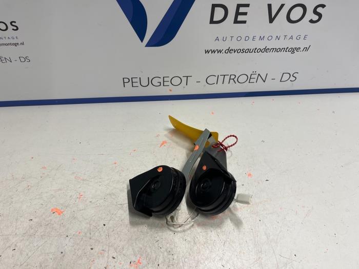 Używane Klakson Peugeot 3008 II (M4/MC/MJ/MR) 1.2 12V PureTech Hybrid 48V Cena € 25,00 Procedura marży oferowane przez De Vos Onderdelen