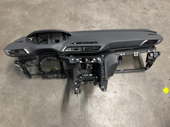 Używane Panel Peugeot 3008 II (M4/MC/MJ/MR) 1.2 12V PureTech Hybrid 48V Cena € 605,00 Z VAT oferowane przez De Vos Onderdelen