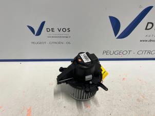 Usados Motor de ventilador de calefactor Peugeot Partner (EF/EU) 1.5 BlueHDi 100 Precio € 115,00 Norma de margen ofrecido por De Vos Autodemontagebedrijf