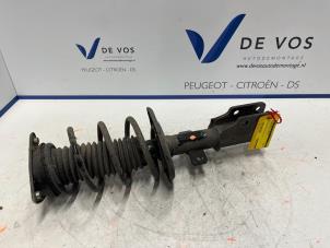 Gebrauchte Stoßdämpferstrebe links vorne Peugeot 5008 II (M4/MC/MJ/MR) 1.2 12V e-THP PureTech 130 Preis € 80,00 Margenregelung angeboten von De Vos Autodemontagebedrijf