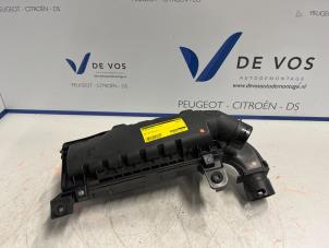Używane Obudowa filtra powietrza DS Automobiles DS 4 1.2 12V PureTech 130 Cena € 35,00 Procedura marży oferowane przez De Vos Autodemontagebedrijf