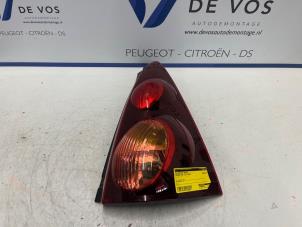 Usados Luz trasera derecha Peugeot 107 1.0 12V Precio € 35,00 Norma de margen ofrecido por De Vos Autodemontagebedrijf