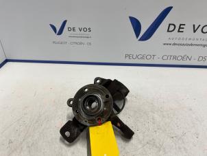 Gebrauchte Achsschenkel links vorne Peugeot 107 1.0 12V Preis € 50,00 Margenregelung angeboten von De Vos Autodemontagebedrijf