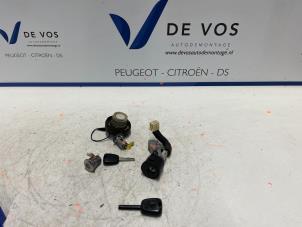Gebrauchte Schlossset Zylinder (komplett) Peugeot 107 1.0 12V Preis € 125,00 Margenregelung angeboten von De Vos Autodemontagebedrijf