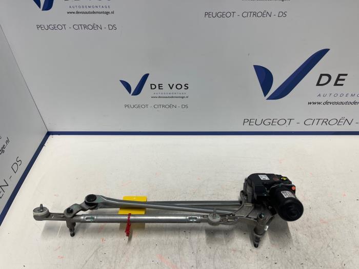 Front wiper motor from a Peugeot 508 SW (F4/FC/FJ/FR) 1.5 BlueHDi 130 2019