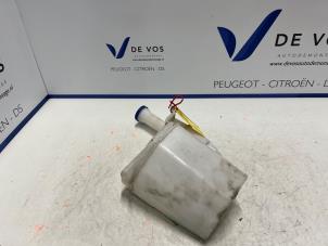 Usados Depósito de lavaparabrisas delante Peugeot 107 1.0 12V Precio € 35,00 Norma de margen ofrecido por De Vos Autodemontagebedrijf