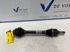 Front drive shaft, left from a Peugeot Partner (GC/GF/GG/GJ/GK), 2008 / 2018 1.6 BlueHDI 75, Delivery, Diesel, 1 560cc, 55kW (75pk), FWD, DV6FE; BHW, 2015-01 / 2018-12, 7ABHW; 7BBHW; 7CBHW; 7DBHW 2017