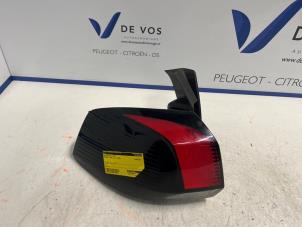 Gebrauchte Rücklicht links Peugeot 5008 II (M4/MC/MJ/MR) 1.5 BlueHDi 130 Preis € 115,00 Margenregelung angeboten von De Vos Autodemontagebedrijf