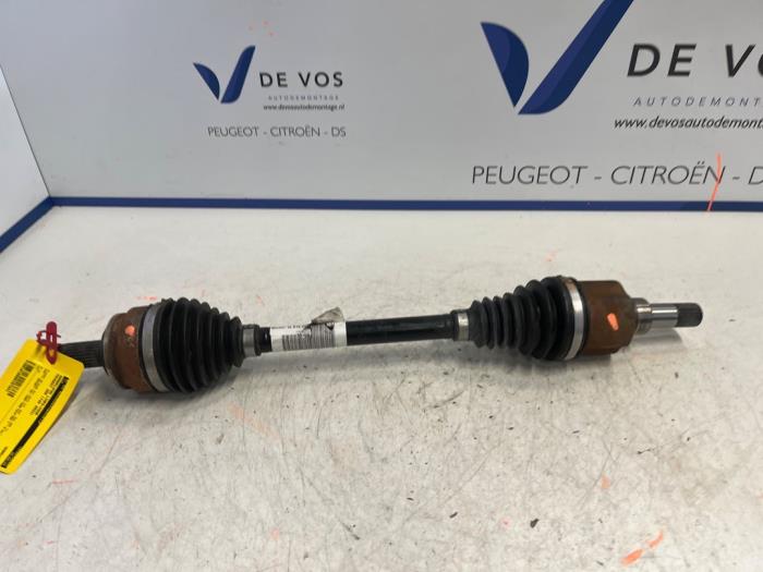 Front drive shaft, left from a Peugeot 208 2023