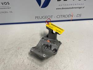 Usados Soporte de bomba de aire acondicionado Peugeot 208 Precio € 15,00 Norma de margen ofrecido por De Vos Autodemontagebedrijf