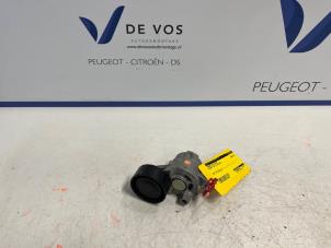 Używane Rolka napinajaca pasa wieloklinowego Peugeot 208 Cena € 70,00 Procedura marży oferowane przez De Vos Autodemontagebedrijf