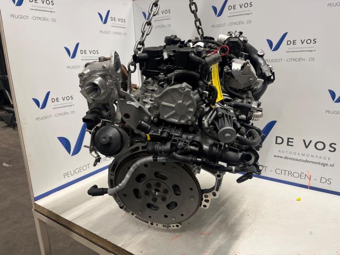 Motor de un Peugeot 3008 2023