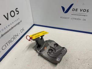 Usados Soporte de bomba de aire acondicionado Peugeot 3008 Precio € 15,00 Norma de margen ofrecido por De Vos Autodemontagebedrijf