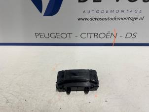 Usagé Eclairage intérieur avant Peugeot 308 Prix € 45,00 Règlement à la marge proposé par De Vos Autodemontagebedrijf