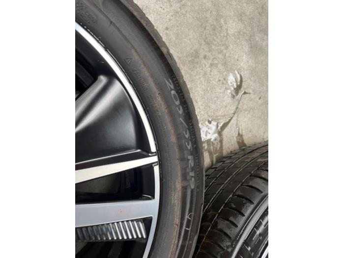 Felgen Set + Reifen van een Peugeot 3008 2022
