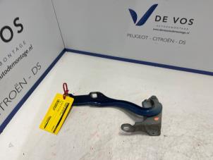 Gebrauchte Motorhaube Scharnier Peugeot 308 (L3/L8/LB/LH/LP) 2.0 BlueHDi 150 16V Preis € 30,00 Margenregelung angeboten von De Vos Autodemontagebedrijf