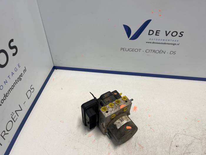 Begagnade ABS-pump Opel Vivaro 1.5 CDTI 102 Pris € 350,00 Marginaltabell erbjuds av De Vos Onderdelen
