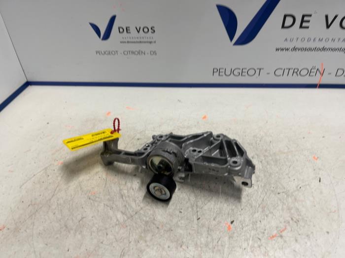 Usagé Support dynamo bas Opel Grandland (X) 1.2 Turbo 12V Prix € 60,00 Règlement à la marge proposé par De Vos Onderdelen