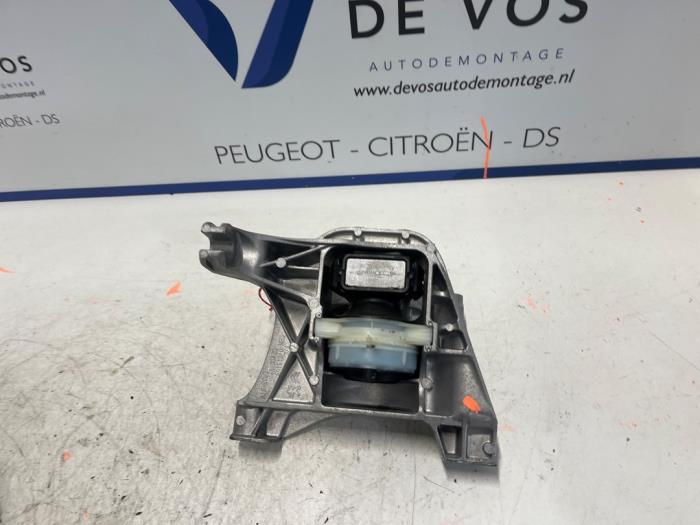 Used Engine mount Peugeot Expert (V1/VA/VB/VE/VF/VT/VY) 1.5 BlueHDi 120 Price € 80,00 Margin scheme offered by De Vos Onderdelen