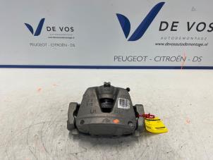 Używane Zacisk hamulcowy lewy przód Peugeot Expert (VA/VB/VE/VF/VY) 1.5 BlueHDi 120 Cena € 60,00 Procedura marży oferowane przez De Vos Autodemontagebedrijf