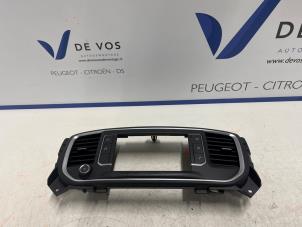 Gebrauchte Radiobedienfeld Peugeot Expert (VA/VB/VE/VF/VY) 1.5 BlueHDi 120 Preis € 70,00 Margenregelung angeboten von De Vos Autodemontagebedrijf