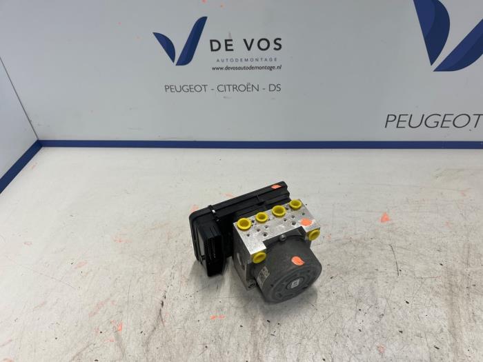 Używane Pompa ABS Peugeot 208 II (UB/UH/UP) 1.2 Vti 12V PureTech 100 Cena € 250,00 Procedura marży oferowane przez De Vos Onderdelen
