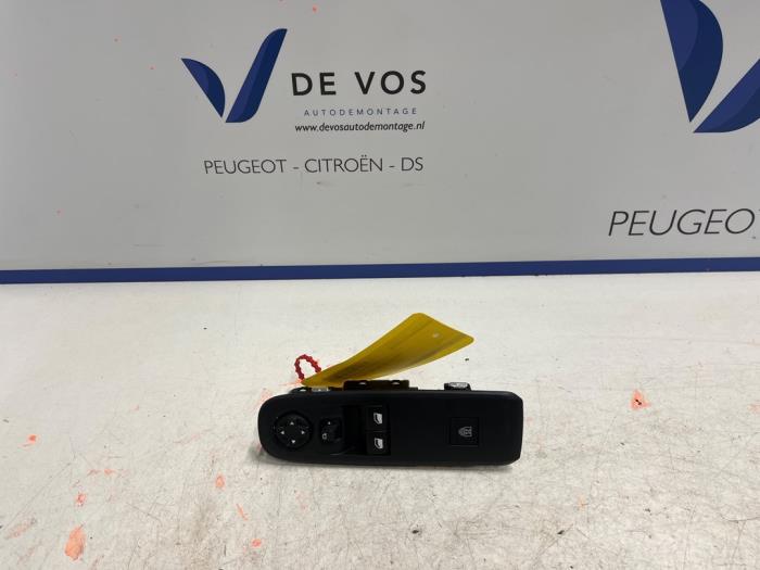 Usados Interruptor combinado de ventanillas Opel Combo Life/Tour 1.2 110 Precio € 70,00 Norma de margen ofrecido por De Vos Onderdelen