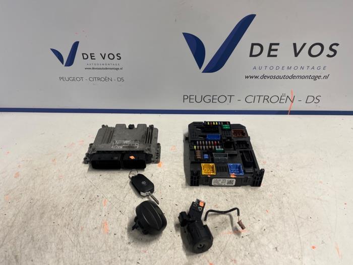 Used Engine management computer Opel Vivaro 1.5 CDTI 102 Price € 350,00 Margin scheme offered by De Vos Onderdelen