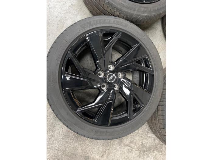 Autocollants Pneus Latéraux Pour Opel Astra - Lot De 2 - Personnalisation Voiture - Film Haute Qualité Durable