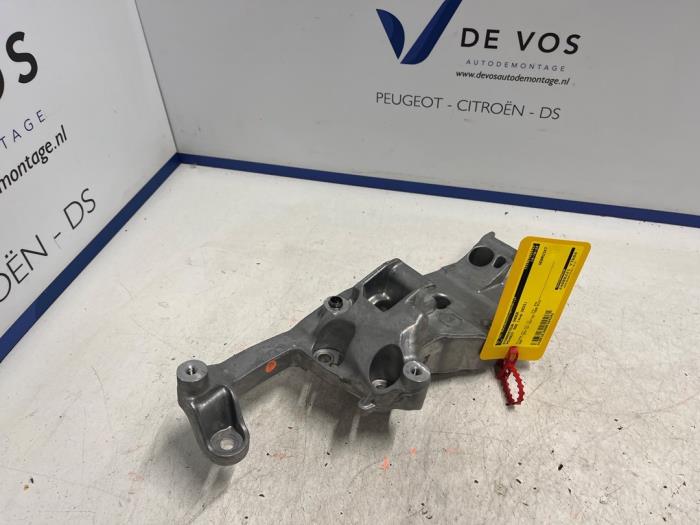Usagé Support dynamo bas Peugeot 508 SW (F4/FC/FJ/FR) 1.2 12V PureTech 12V Prix € 60,00 Règlement à la marge proposé par De Vos Onderdelen