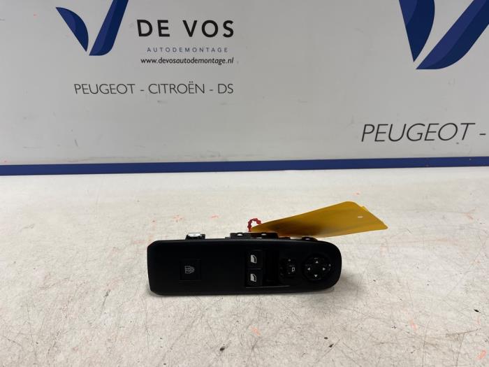Usados Interruptor combinado de ventanillas Opel Combo Life/Tour 1.5 CDTI 100 Precio € 70,00 Norma de margen ofrecido por De Vos Onderdelen