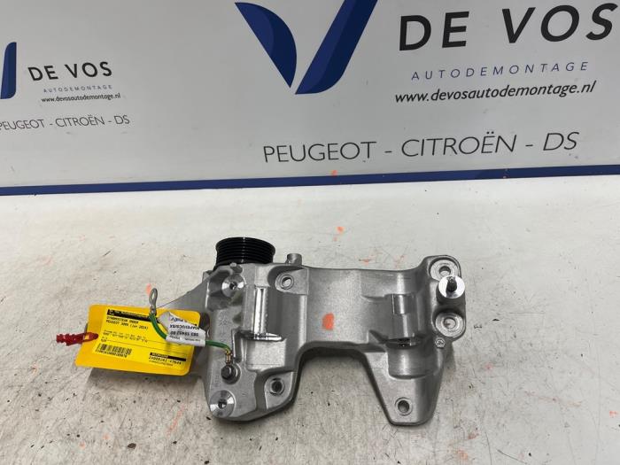 Usagé Support dynamo bas Peugeot 3008 II (M4/MC/MJ/MR) 1.6 16V HYbrid 225 Prix € 55,00 Règlement à la marge proposé par De Vos Onderdelen