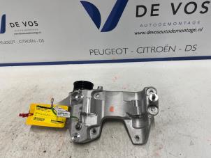 Usados Soporte a la dinamo inferior Peugeot 3008 II (M4/MC/MJ/MR) 1.6 16V HYbrid 225 Precio € 55,00 Norma de margen ofrecido por De Vos Onderdelen