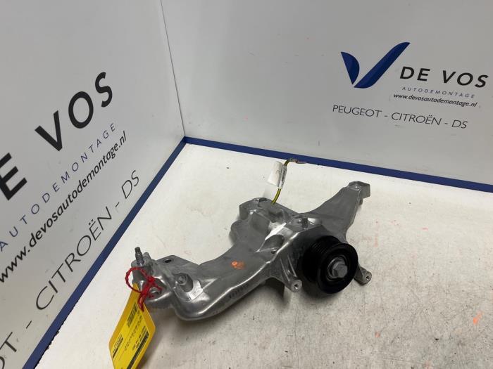 Usagé Support dynamo bas Peugeot 508 (F3/FB/FH/FP) 1.6 16V Hybrid 180 Prix € 55,00 Règlement à la marge proposé par De Vos Onderdelen