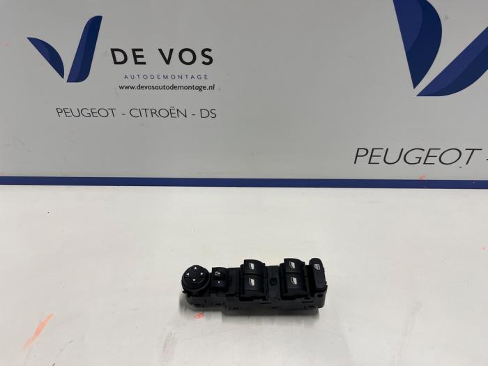 Usados Interruptor combinado de ventanillas Peugeot 208 II (UB/UH/UP) 1.2 Vti 12V PureTech 130 Precio € 115,00 Norma de margen ofrecido por De Vos Onderdelen