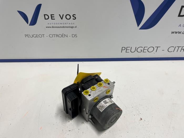 Używane Pompa ABS Peugeot 508 SW (F4/FC/FJ/FR) 1.5 BlueHDi 130 Cena € 350,00 Procedura marży oferowane przez De Vos Onderdelen