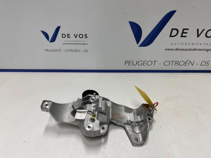 Usagé Support dynamo bas Peugeot 408 1.6 16V HYbrid 225 Prix € 55,00 Règlement à la marge proposé par De Vos Onderdelen