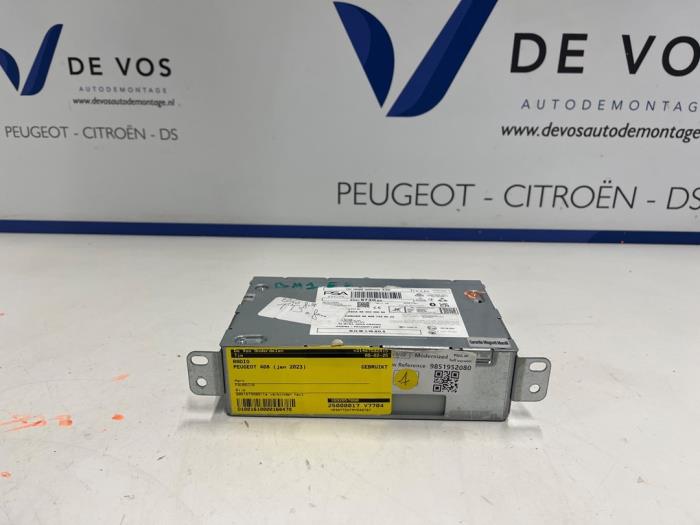 Używane Radio Peugeot 408 1.6 16V HYbrid 225 Cena € 1.000,00 Procedura marży oferowane przez De Vos Onderdelen