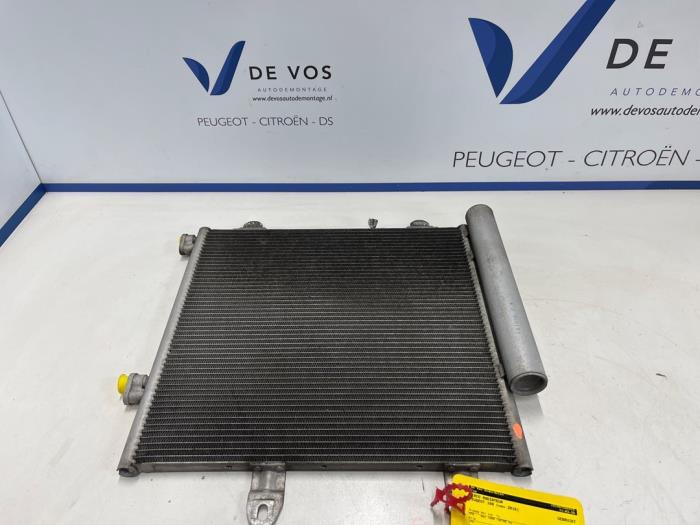 Usagé Radiateur clim Peugeot 108 1.0 12V VVT-i Prix € 80,00 Règlement à la marge proposé par De Vos Onderdelen