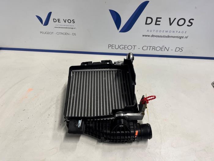 Usados Intercooler Peugeot 308 (F3/FB/FH/FM/FP) 1.2 PureTech Hybrid 136 Precio € 160,00 Norma de margen ofrecido por De Vos Onderdelen