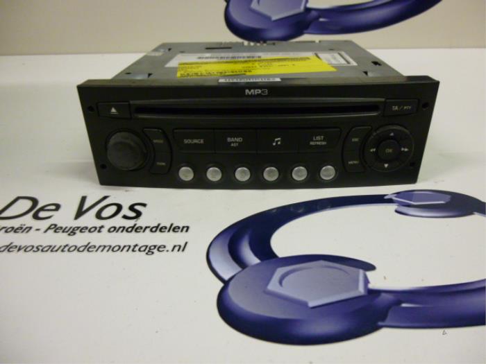 Radio CD player from a Peugeot 807 2.0 HDi 16V 120 2007