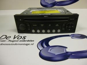 Usados Reproductor de CD y radio Peugeot 807 2.0 HDi 16V 120 Precio € 50,00 Norma de margen ofrecido por De Vos Autodemontagebedrijf