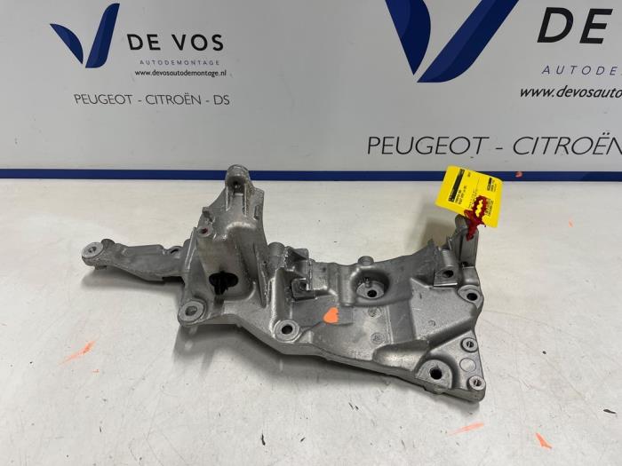 Usagé Support dynamo bas Peugeot Expert Prix € 55,00 Règlement à la marge proposé par De Vos Onderdelen