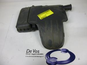 Używane Obudowa filtra powietrza Peugeot 107 1.0 12V Cena € 45,00 Procedura marży oferowane przez De Vos Autodemontagebedrijf