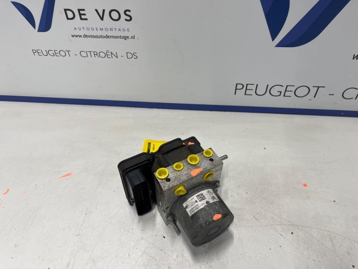 Begagnade ABS-pump Peugeot 308 SW (L4/L9/LC/LJ/LR) 1.2 12V e-THP PureTech 130 Pris € 160,00 Marginaltabell erbjuds av De Vos Onderdelen